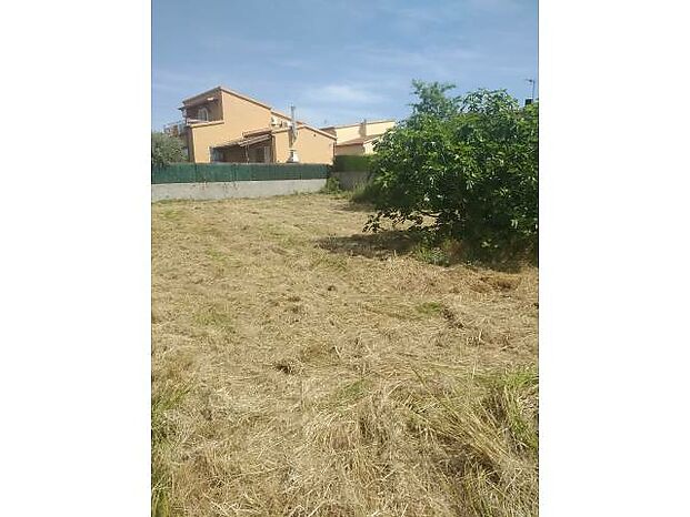 Large plot of 543m2 on which there is the possibility of making a house of 181m2