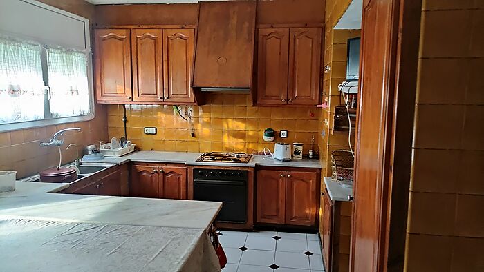 Large single-storey house of 234 m2 on a plot of 643 m2