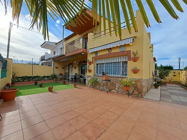 Pleasant semi-detached house of 119m2 for sale in l'Escala