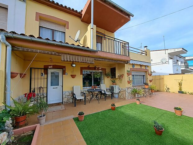 Pleasant semi-detached house of 119m2 for sale in l'Escala