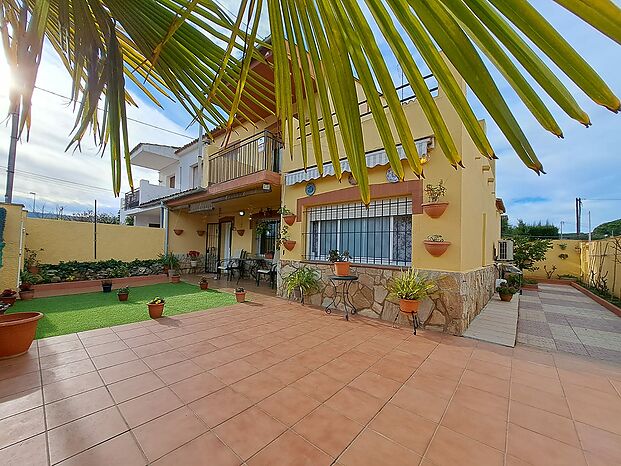 Pleasant semi-detached house of 119m2 for sale in l'Escala