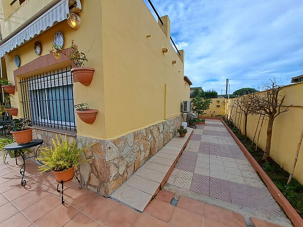 Pleasant semi-detached house of 119m2 for sale in l'Escala
