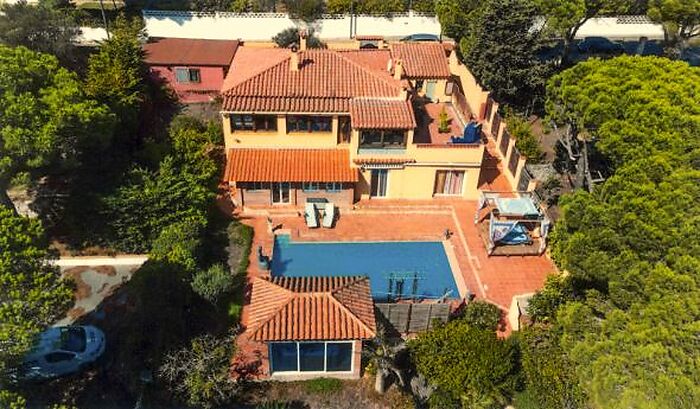 Maison très spacieuse d'une superficie de 381 m2 et sur une parcelle de 1000 m2, grande piscine et pool house