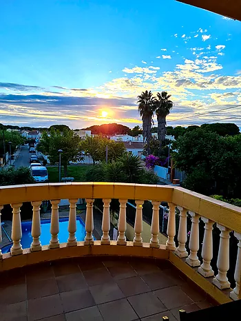 Casa con piscina privada a 300 m de la Playa de Riells con licencia turística.