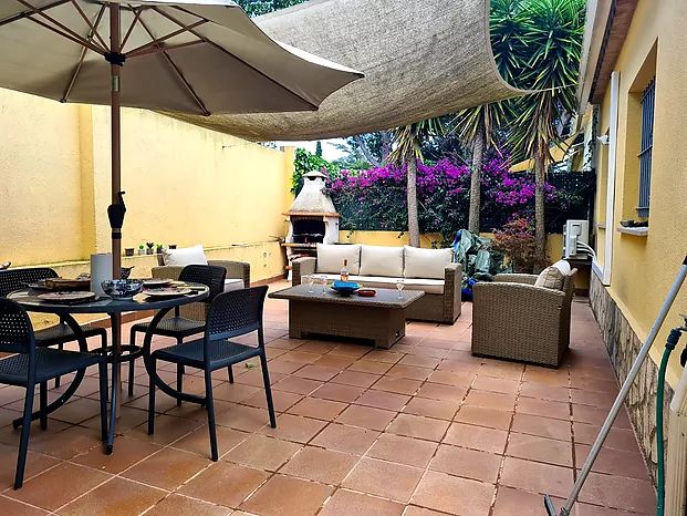 Casa con piscina privada a 300 m de la Playa de Riells con licencia turística.