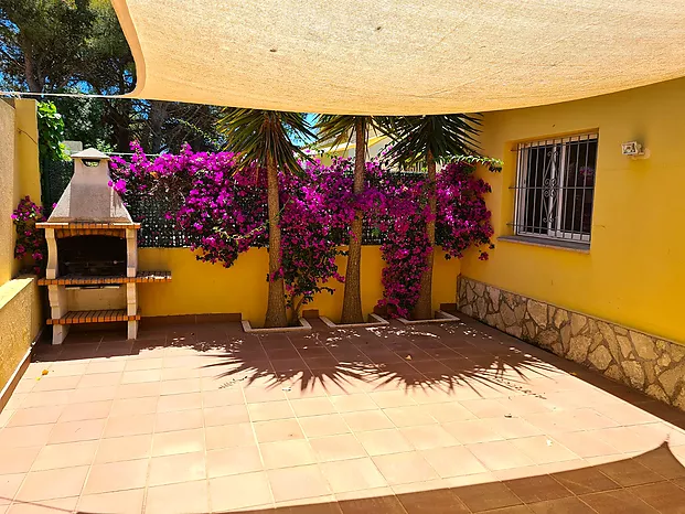 Casa con piscina privada a 300 m de la Playa de Riells con licencia turística.