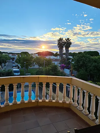 Casa con piscina privada a 300 m de la Playa de Riells con licencia turística.
