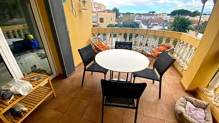 Casa con piscina privada a 300 m de la Playa de Riells con licencia turística.