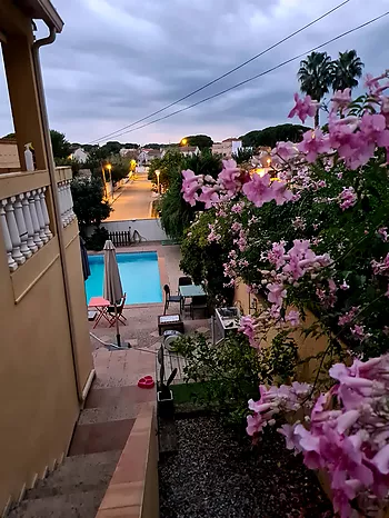 Casa con piscina privada a 300 m de la Playa de Riells con licencia turística.