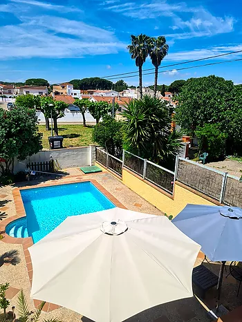 Casa con piscina privada a 300 m de la Playa de Riells con licencia turística.