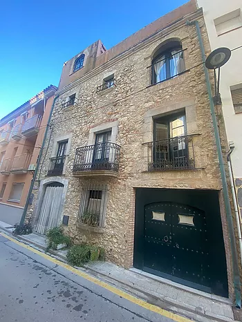 Casa en el casc antic en venda en L'Escala de 179m2, a 100 metros de la playa.