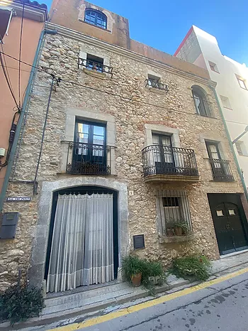 Casa en el casc antic en venda en L'Escala de 179m2, a 100 metros de la playa.