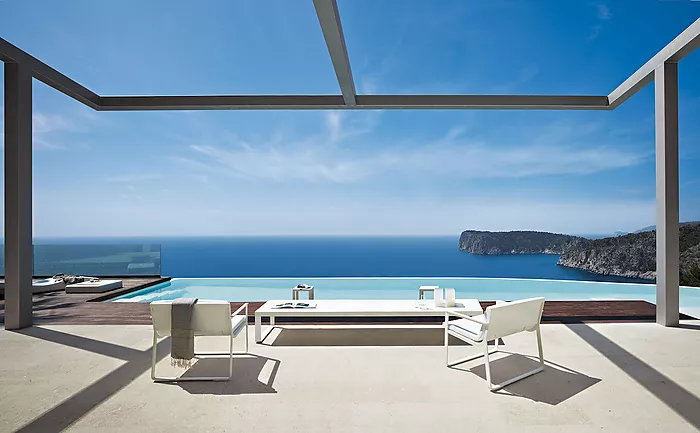 Restaurant fully equipped with an area of 127 msq and an apartment of 127m2.