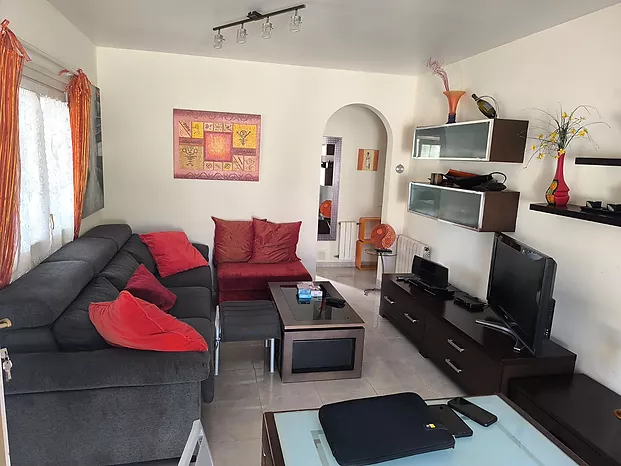 House with heated swimming pool for sale in L’Escala – Riells de Dalt