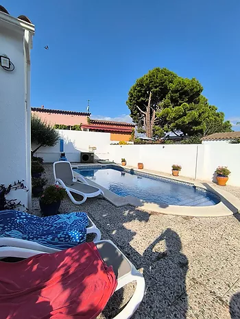 House with heated swimming pool for sale in L’Escala – Riells de Dalt