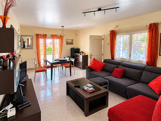 House with heated swimming pool for sale in L’Escala – Riells de Dalt