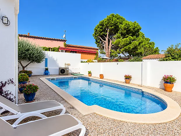 House with heated swimming pool for sale in L’Escala – Riells de Dalt
