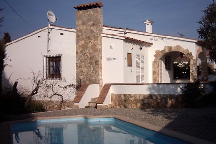 RENTING | Fantastic house with private pool and for 8 persones for rent in L'Escala.