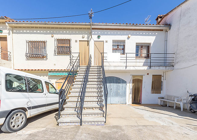 Catalonia 21 Asesoria Inmobiliaria en L'Escala ofrece está apartament de 50 m2 con 2 dormitorios, 1 baño y garje privado. Ref 447