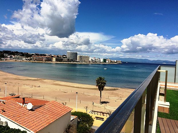 Catalonia 21 Asesoria Inmobiliairia en L'Escala propone este duplex con vistas al mar. Ideal para olvidarse durante las vacaciones del coche. Ref 472