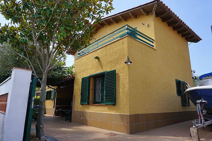 Catalonia 21 Asesoria Inmobiliairia en L'Escala ofrece esta casa, ideal para vivir todo el año o pasar agradables vacaciones. Ref 479