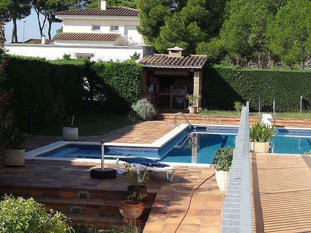 Fantastic villa with an area of more than 600 m2 on a plot of 1615 m2.