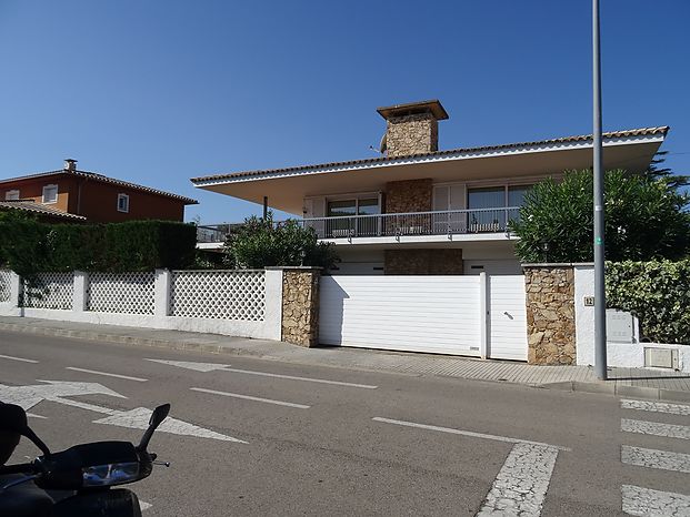 Catalonia 21 Assessoria Immobiliària a L'Escala ofereix aquesta fantàstica casa de 600 m2 a prop de la platja i dels comerços. Ref 480