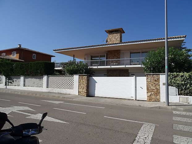 Catalonia 21 Asesoria Inmobiliairia en L'Escala ofrece esta fantastica casa de 600 m2 cerca de la playa y de los comercios. Ref 480