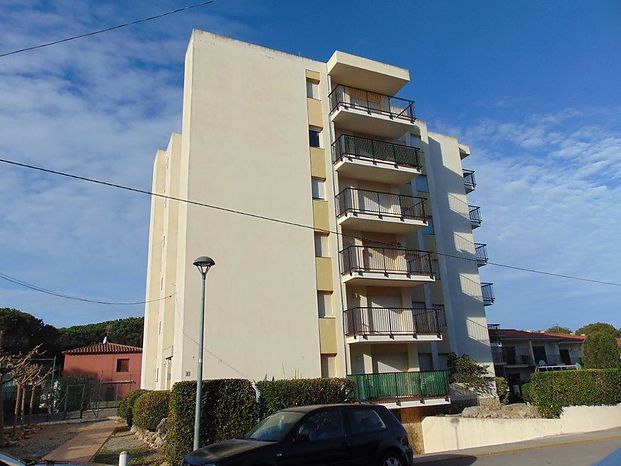 Catalonia 21 Asesoria Inmobiliairia en L'Escala ofrece este apartamento con 2 habitaciones y muy cerca de la playa. Ref 495