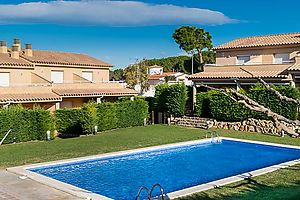 Fantastica casa de 91m2 amb jardí i piscina comunitària