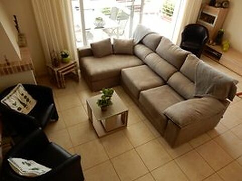 Casa composta per 2 apartaments en venda a l'Escala a 499000€ amb vistes a la Cala Montgò. Ideal per a una família i per a lloguer d'estiu